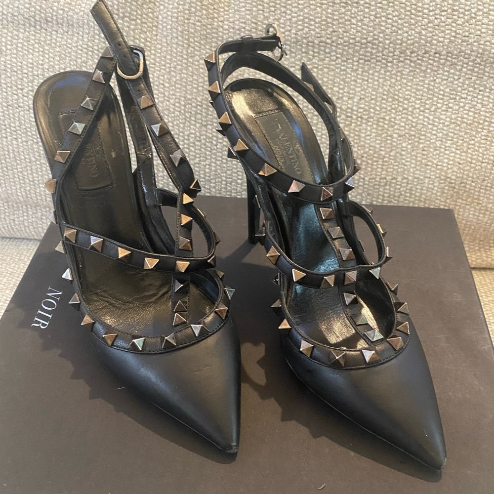 VALENTINO ROCKSTUD ANKLE STRAP PUMP WITH TONAL STUDS